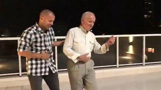 Abuelito aprende a bailar "Dura" de Daddy Yankee gracias a su nieto coreógrafo (VIDEO)