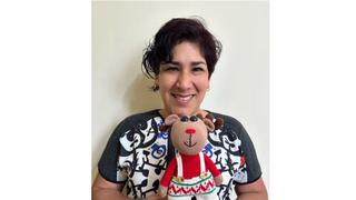 Emprendedora teje muñecos a crochet al gusto del cliente