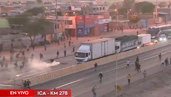 En el marco del paro de transportistas, los kilómetros 278 y 290 de la Panamericana Sur se encuentran bloqueados y se reportan enfrentamiento entre policías y manifestantes. (Captura: América Noticias)