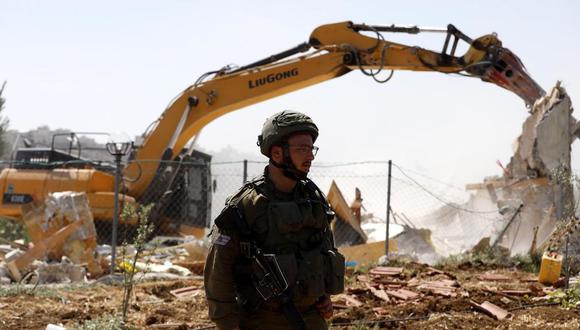 Palestinos son arrojados de sus casas, que son destruidas por tropas del ejército de ocupación de Israel en Jerusalén.