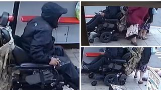 Hombre en silla de ruedas atropella brutalmente a dos abuelitas (VIDEO)
