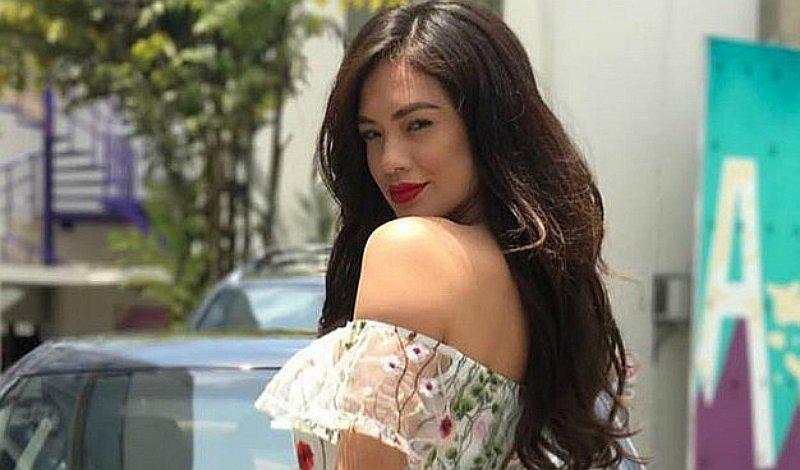 Jazmín Pinedo reafirma su amor por prendas en tono durazno