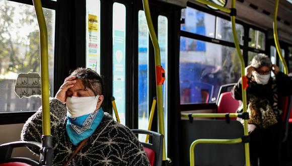 La ministra de Salud precisó que seguirá siendo obligatorio el uso de mascarillas en espacios cerrados como el transporte público, cines, teatros, ámbitos laborales y eventos masivos (Foto: RONALDO SCHEMIDT / AFP)