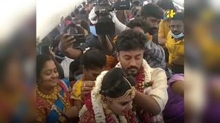 Escándalo en India: pareja se casa en avión y lo celebra con 50 invitados