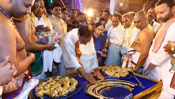 Político ofrenda a dios Vishnu $746.000 en joyas con plata del Estado