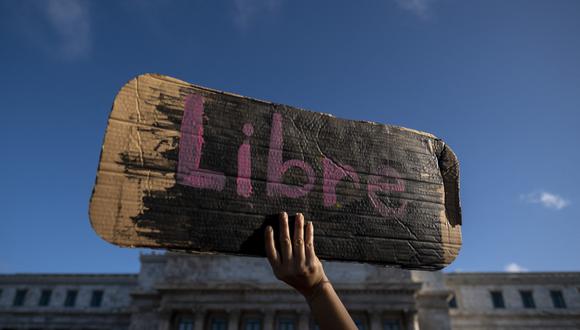 Una activista sostiene un cartel que dice "Libre" durante una protesta en conmemoración del Día Internacional de la Mujer en San Juan, Puerto Rico, el 8 de marzo de 2021. (Foto de Ricardo ARDUENGO / AFP)