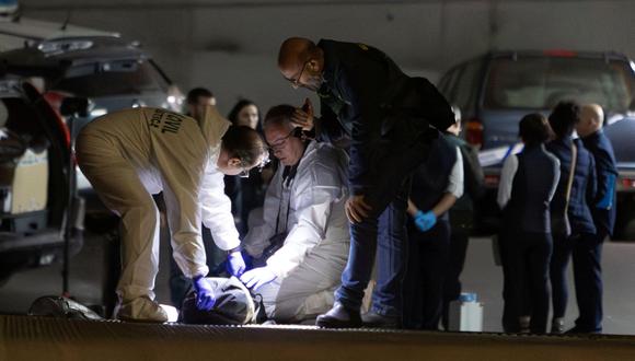 Agentes de la Guardia Civil española investigan el garaje en el que apareció el cuerpo de Maxim Kuzmínov.