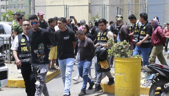 Operativo contra extorsionadores del "gota a gota" en condominio en Comas. Se detuvo a 25 extranjeros, entre venezolanos y colombianos. Foto: GEC.