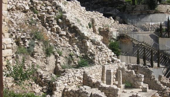 Arqueólogos descubren antigua tablilla de maldición en Jerusalén
