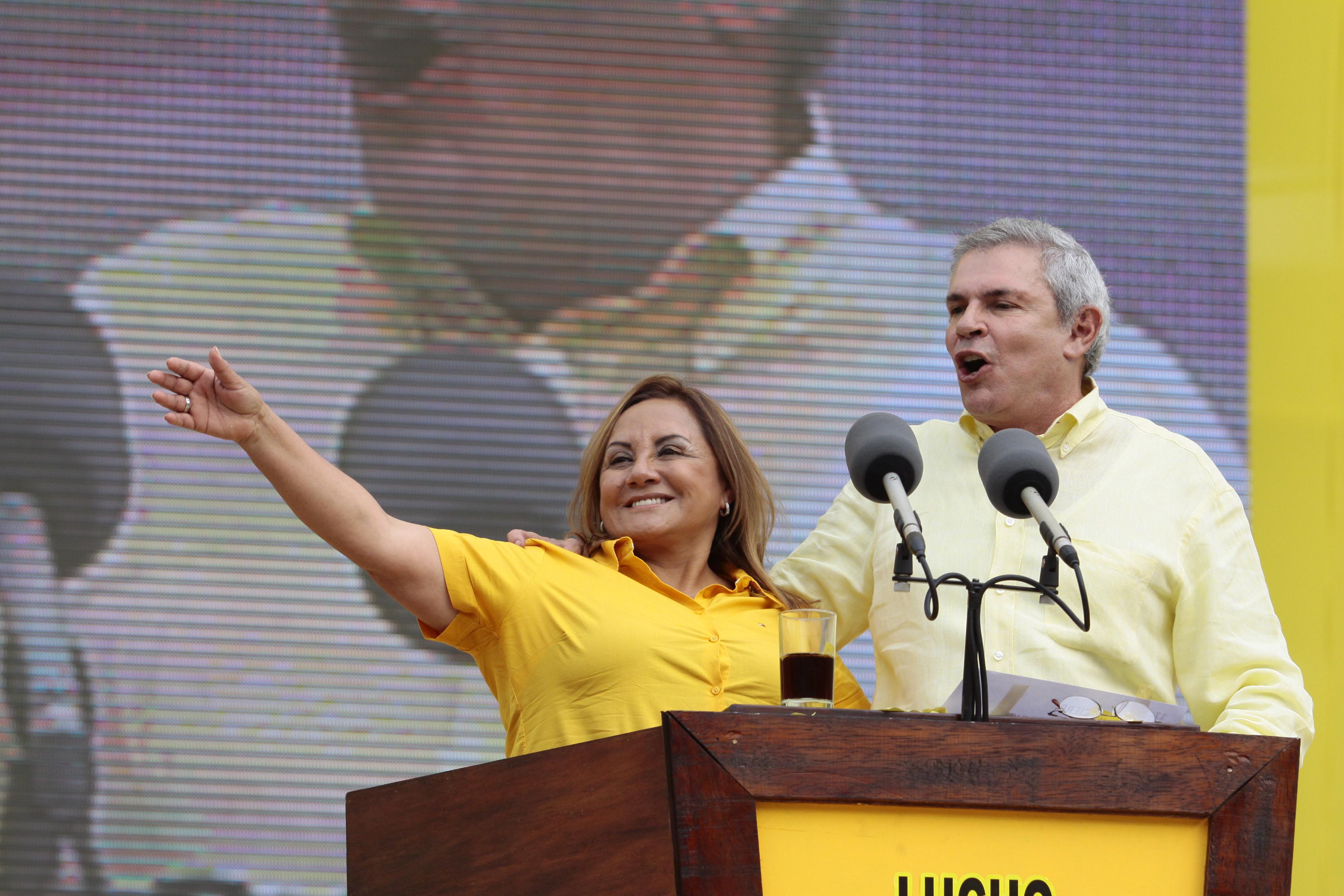 Luis Castañeda va con Augusto Ferrero Costa y Rosa Núñez de Acuña