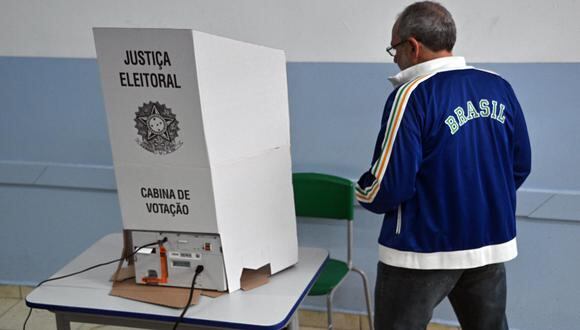 Un hombre vota en un colegio electoral durante las elecciones legislativas y presidenciales, en Sao Paulo, Brasil, el 2 de octubre de 2022.  (Foto de NELSON ALMEIDA / AFP)