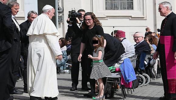 Papa Francisco: Niña que perderá la vista y el oído logró conocerlo 