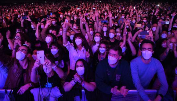 Los espectadores asisten a un concierto de música rock del grupo español Love of Lesbian en el Palau Sant Jordi de Barcelona.  (Foto: AFP)