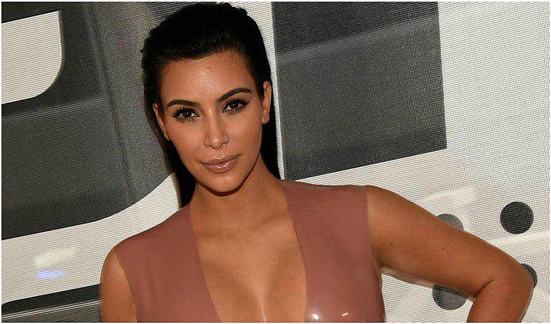 Kim Kardashian publica sexy foto con modelos por lanzamiento de su nueva fragancia