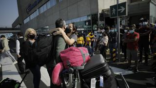 Varias personas llegaron al aeropuerto Jorge Chávez a recibir a familiares y amigos a un día de la Navidad | VIDEO