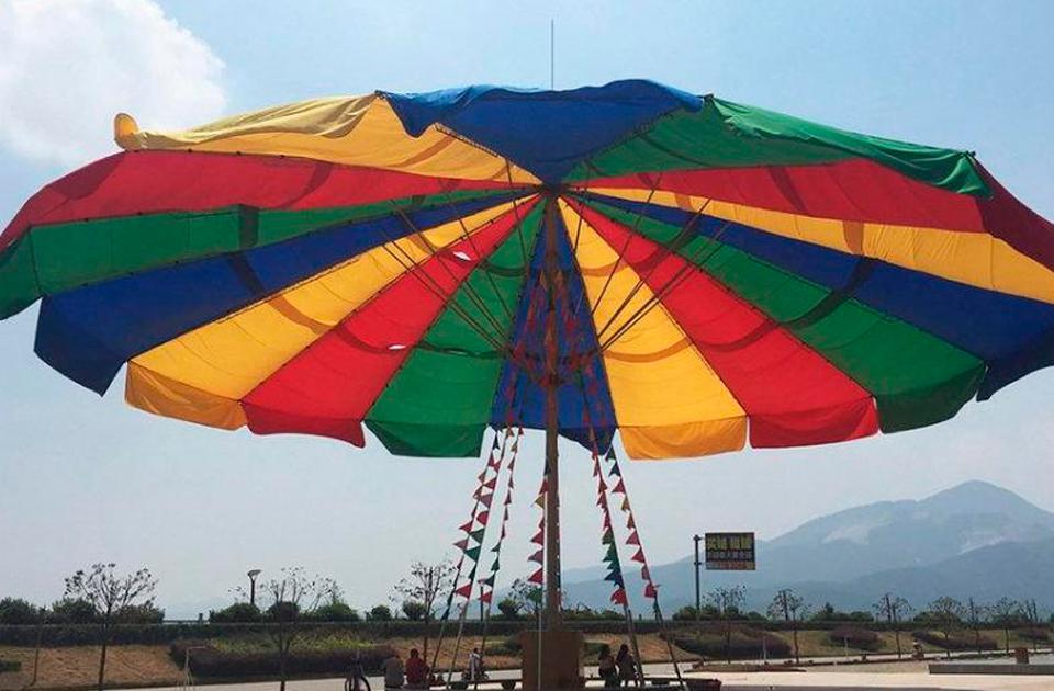 Una empresa china fabrica el paraguas más grande del mundo 