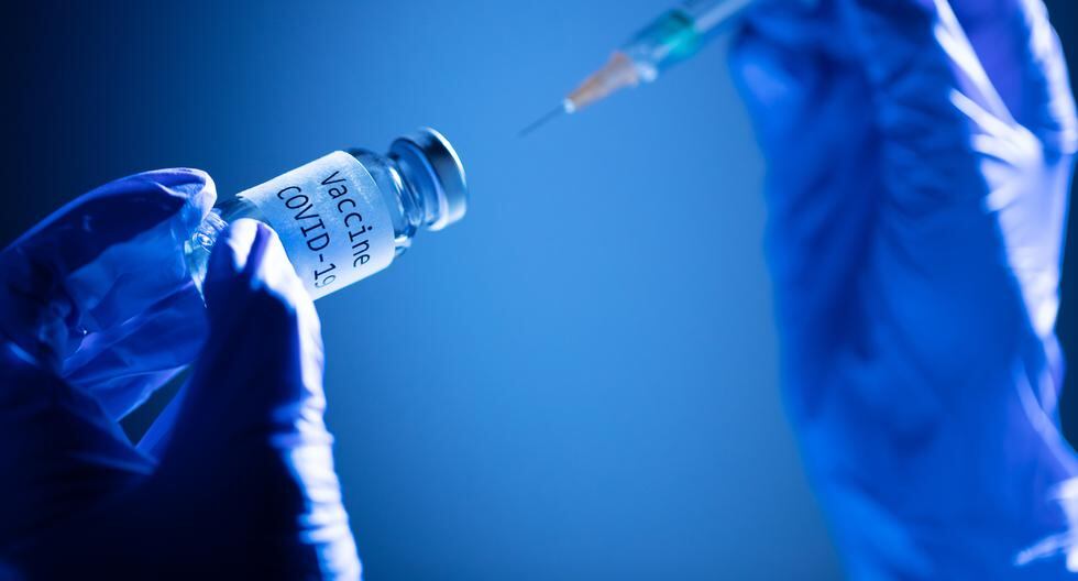 Esta imagen tomada el 17 de noviembre de 2020 muestra una jeringa y un frasco que dice "Vaccine Covid-19". (JOEL SAGET / AFP).