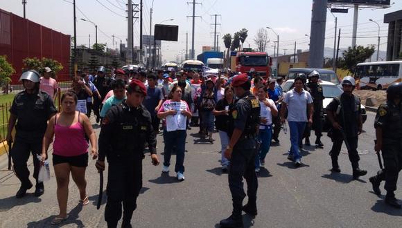 Choferes de "El Chosicano" generan
caos y marchan a la Plaza San Martín