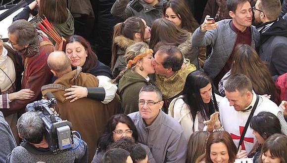 ​Ciudad española bate récord de la cadena de besos más larga del mundo