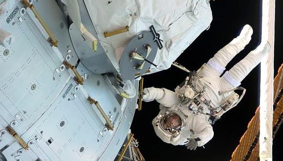 Cosmonautas rusos de la EEI inician una caminata espacial 