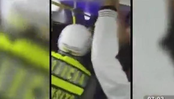 Pasajeros atrapan a ladrón en bus y le dan tremenda golpiza [VIDEO]