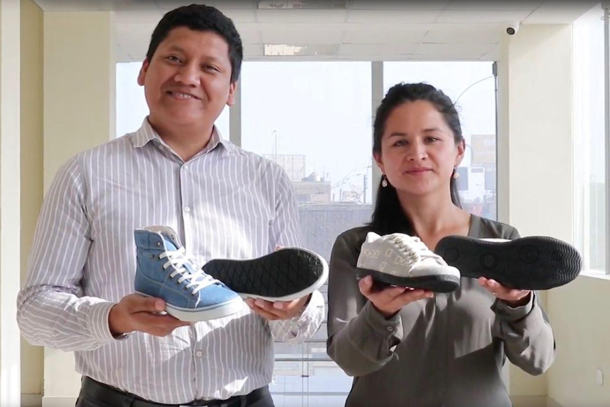 Los emprendedores Jesselyn Campomanes y Paúl Pinares elaboraron zapatillas y ballerinas a base de neumáticos y otros materiales reciclados. (Produce)