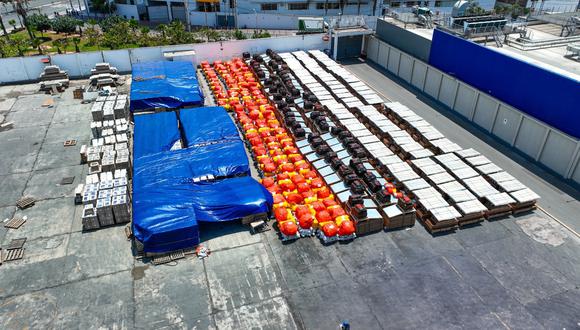 El Pronied adquirió un total de 3100 mesas, 3100 sillas y 100 pizarras que serán distribuidas de forma equitativa. Foto: Difusión.