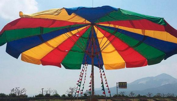 Una empresa china fabrica el paraguas más grande del mundo 