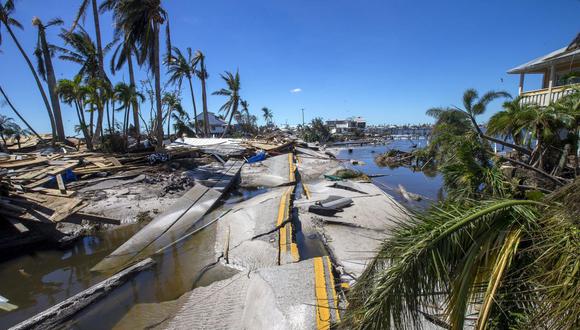 Una carretera y edificios colapsan tras el paso del huracán Ian en Matlacha Isles, Florida, EE.UU., el 30 de septiembre de 2022. (Foto de EFE/EPA/CRISTOBAL HERRERA-ULASHKEVICH)