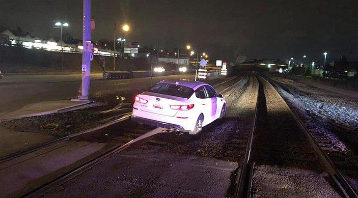 Mujer conduce su auto por los rieles de un tren porque su GPS le indicó 