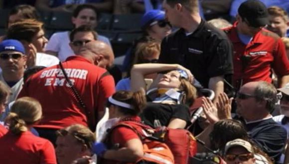 Bola manda al hospital a una aficionada en partido de béisbol