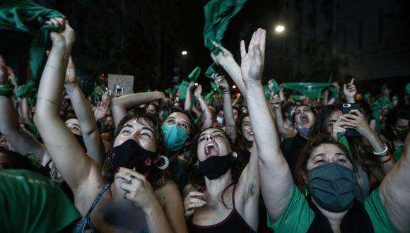 Activistas pro-aborto celebran luego de que el Senado aprobó un proyecto de ley para legalizar el aborto fuera del Congreso en Buenos Aires, el 30 de diciembre de 2020. (EMILIANO LASALVIA / AFP).