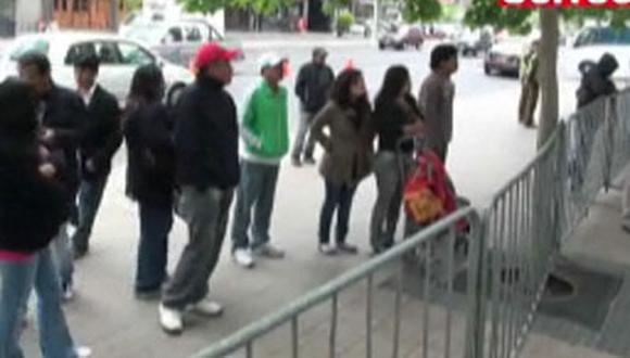 Hinchas peruanos madrugaron para ver a seleccionados en hotel de Chile