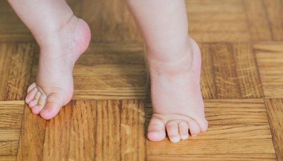 Bebé de pie: consejos para ayudarlo a caminar