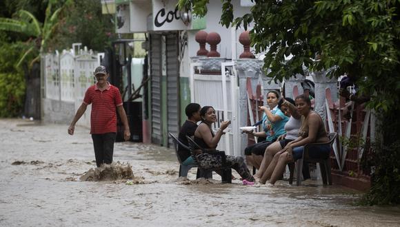 Una calle inundada producto de las intensas lluvias en Palmar de Ocoa, República Dominicana. (EFE/Orlando Barría).