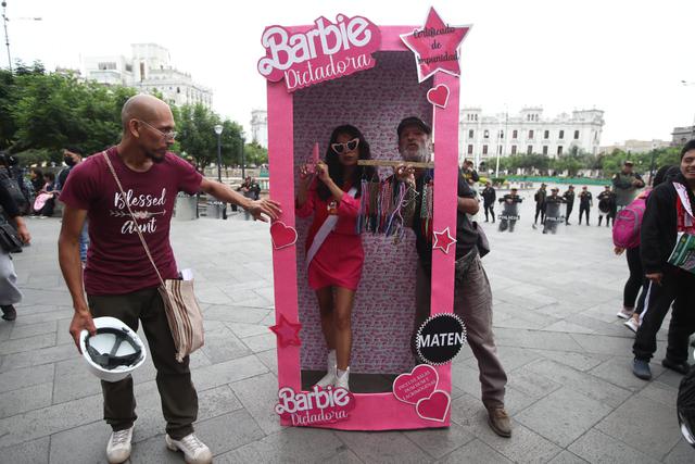 En medio de la protesta, la 'Barbie Dictadora' hizo notar su presencia.