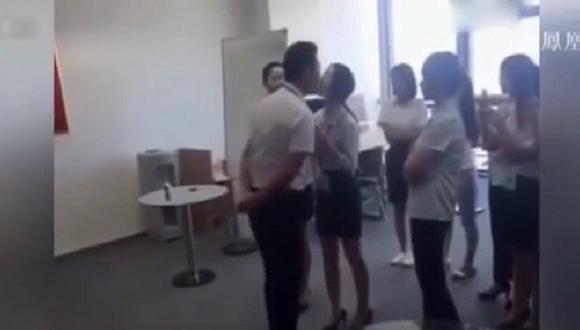 YouTube: Jefe obliga a sus trabajadoras a darle "besitos mañaneros" todos los días [VIDEO]