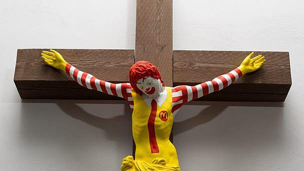 Escultura de payaso crucificado como Cristo desata polémica en Israel
