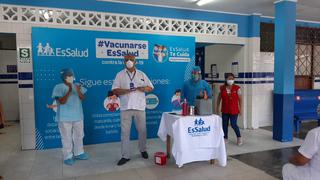 Vacunan contra el coronavirus a médico de 60 años que aún atiende a pacientes COVID en Loreto 