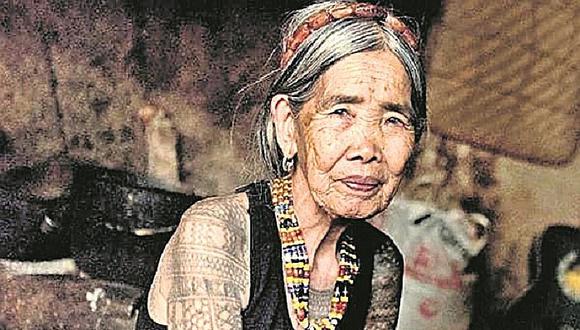Los mejores tatuajes del mundo lo hace una mujer centenaria en Filipinas (VIDEO)