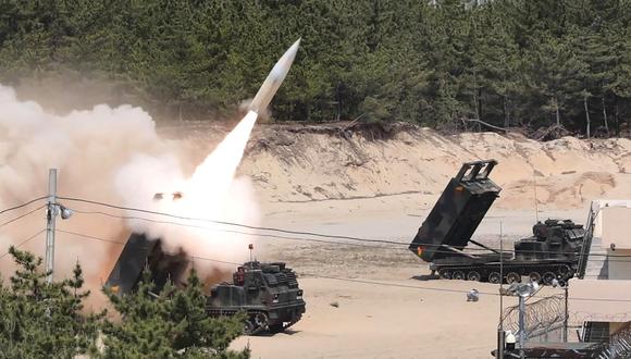 Sistema de Misiles Tácticos del Ejército de EE. UU. (ATACMS) disparando un misil desde un lugar no revelado. (AFP)