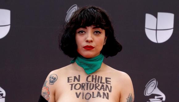 Mon Laferte y su singular protesta por la crisis en Chile a su paso por la alfombra roja. (Foto: AFP)
