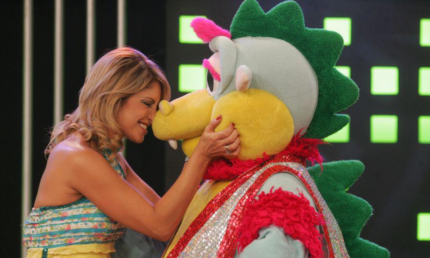 RICARDO BONILLA QUIEN DA VIDA A TIMOTEO VISITO A KARINA RIVERA EN EL SET DE HOLA A TODOS 