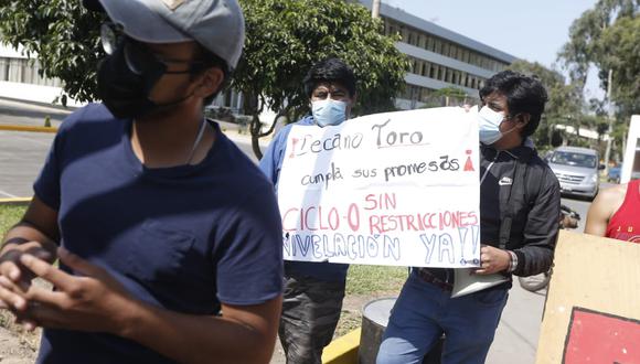 Estudiantes han tomado por el momento la puerta 3 de la ciudad universitaria. Foto: Jorge.cerdan/@GEC