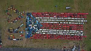 ​Forman la bandera boricua más grande del mundo sobre 250 automóviles