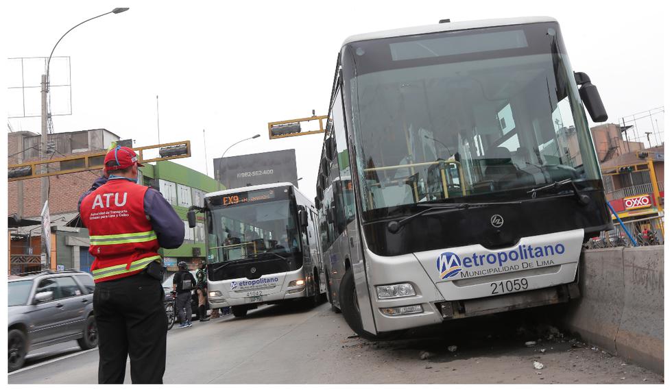 Diecisiete pasajeros de un bus del Metropolitano de Lima resultaron heridos, luego de que dicho vehículo impactara contra la berma  que divide el corredor de la pista, en la avenida Caquetá, en San Martín de Porres.
Foto: Andrés Paredes / @photo.gec