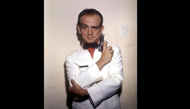 César Ureta caracterizado como James Bond. (GEC Archivo Histórico)