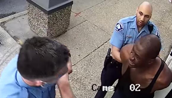 Aparece nuevo video que muestra que tres policías presionaron sus rodillas sobre George Floyd. (Captura CNN)