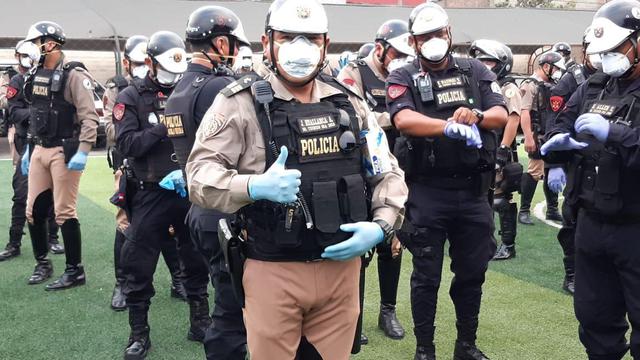 Donan mascarillas y guantes a la Policía Nacional. (ASBANC)