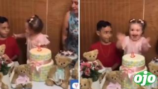 Niña invita a su hermano a apagar las velas de su torta de cumpleaños